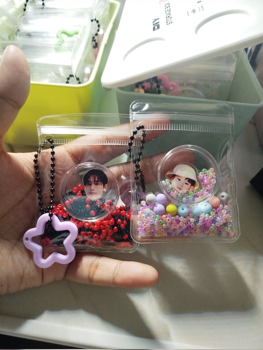 pahinga muna tayo sa lapis. hehe. My #ArcadiainManila freebie! Ang cute talaga. infairness naman sumakit kamay ko magtanggal nung plastic dun sa mga ulo. 😭