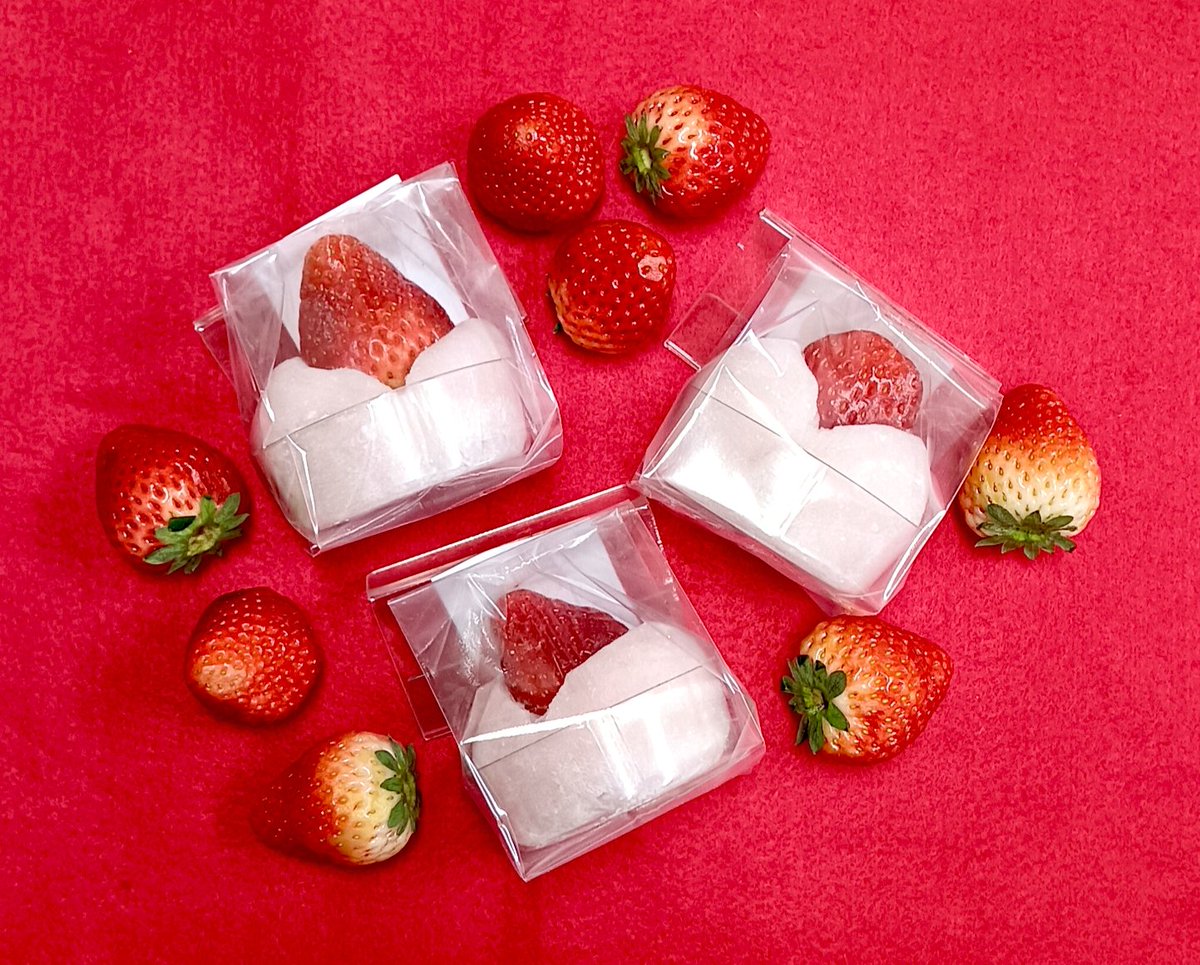 mochimochi_63's tweet image. 苺の季節第二段です🍓六美の苺みるく大福🥰　苺×みるく餡、間違いない美味しさです。白餡に生クリーム、練乳をどっぷりと入れて炊いた特性みるく餡。ぜひ苺をぐいぐいっと押し込み餅で包んでのお召し上がりがお勧めです🍓🍓
#苺大福 #ミルク #大福 #小樽 #季節限定