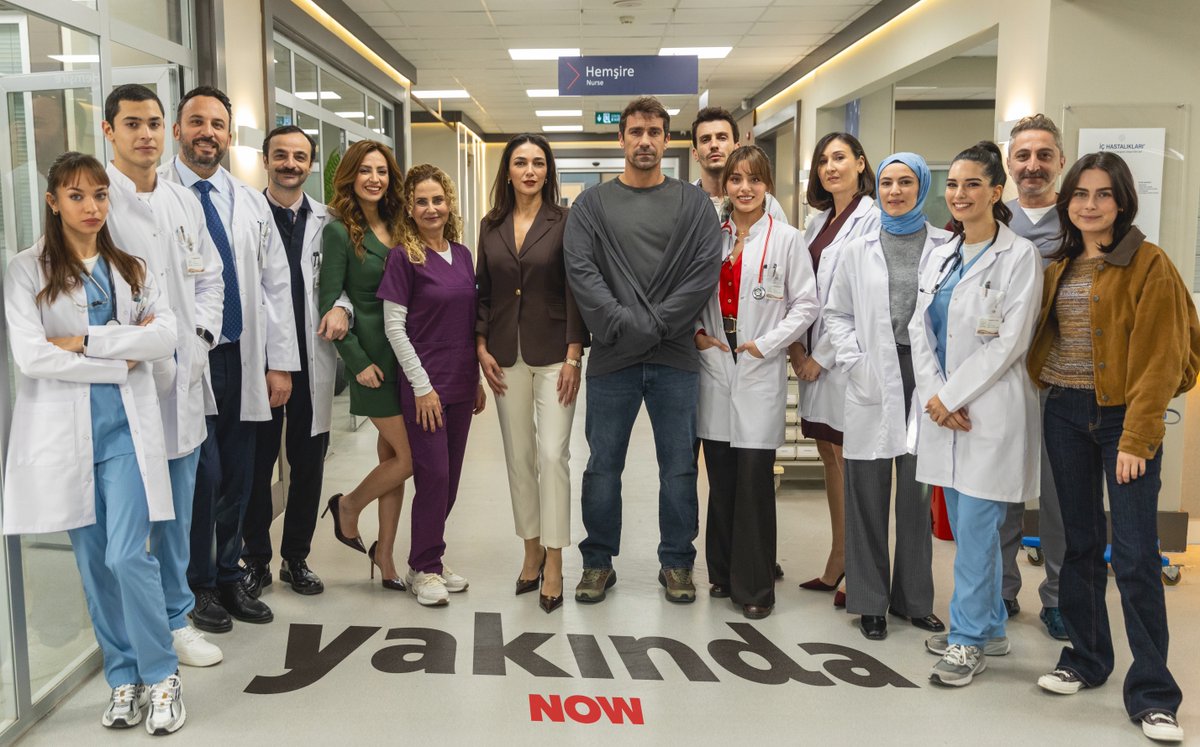 Bu kadro kalbimizi fena halde zorlayacak! Hazır mıyız? 🩵 #DoktorBaşkaHayatta yakında NOW’da. <a href="/doktordizi/">Doktor: Başka Hayatta</a>