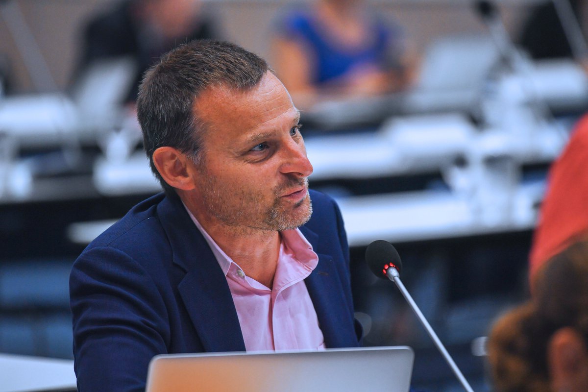 NantesMetropole's tweet photo. 🟠#DirectNM
Le Conseil métropolitain a rendu hommage Hervé Fournier, élu délégué à la commande publique durable et à l’emploi, récemment décédé.
ℹ️ https://t.co/5ZnRFzAMyM https://t.co/WqDBKooYyg