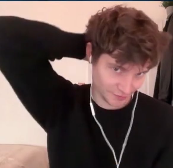 Matthew Hitt did not attend the AACTA Awards! “i’m uhh.. not australian?”