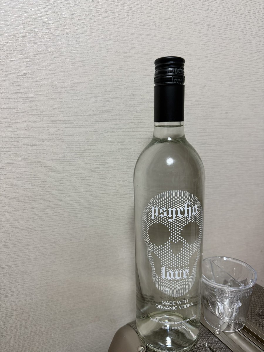 asmcy's tweet photo. hydeプロデュースのウォッカ。
アルコール度数は低めで、かなり飲みやすい。ただ、特典のカップはhydeeらしくクセ強。スカルなのは、大変可愛いけど、これで飲むには飲みにくい笑笑
hydeeの個性がちゃんと出てました。
2つあったので、１つは飾り用にしましょ。 https://t.co/42lz2j4szu