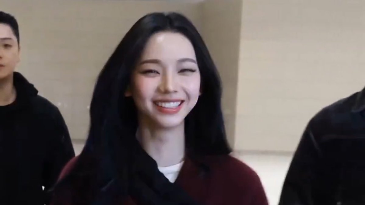 ท่าประจำตัวไปแล้ว ૮( .◜ᴗ◝)ა