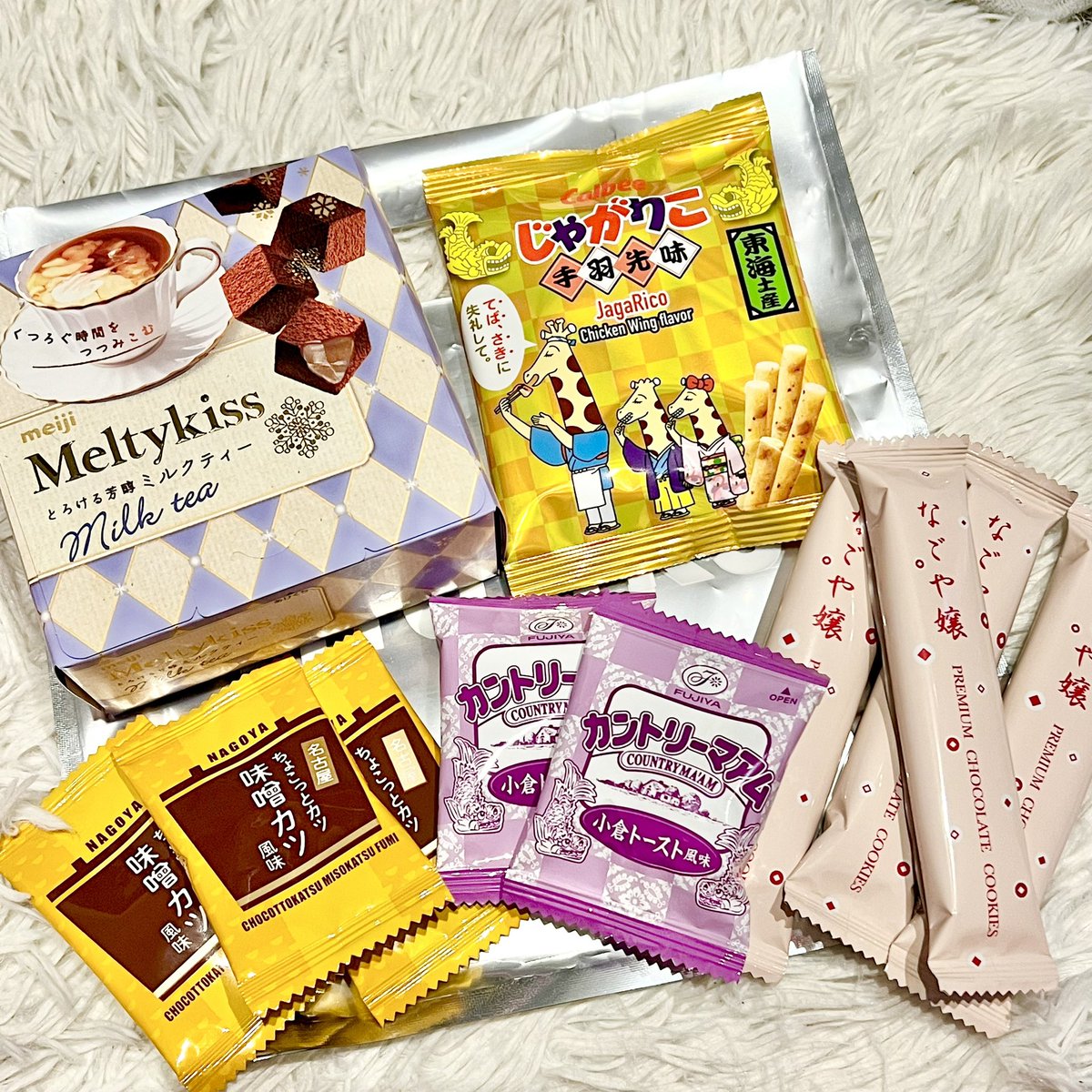 私がいただいてしまってすみません😇
メルティキッスなのは聞いてたけど！
ミルクティー味なんて知らない…
そんなのあるの…？🫖
絶対美味しいやつじゃん…🍫
パッケージも可愛いし🥹
名古屋土産増えたわーい\( ˆoˆ )/
ライブラッシュ🔥お会いできて嬉しい💖
物販たくさんありがとうございました❣️📸