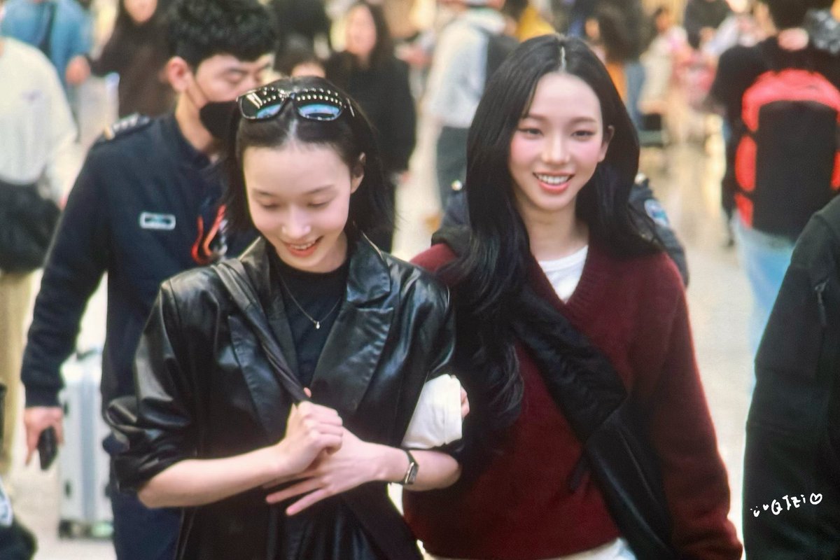 선배 그렇게 후배한테 팔짱끼고 그러면 무슨 사이냐고 오해 당하세여???