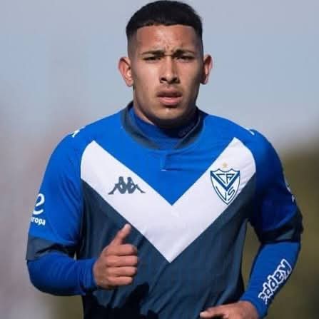 A CRUZAR LA CORDILLERA 

Santiago Coronel rescindió contrato con #Velez para convertirse en nuevo jugador de #Magallanes 🇨🇱.
👉 El Fortín dejó en libertad de acción al volante de 25 años tras ser cedido varias veces a préstamo y no encontrar lugar en el club.
