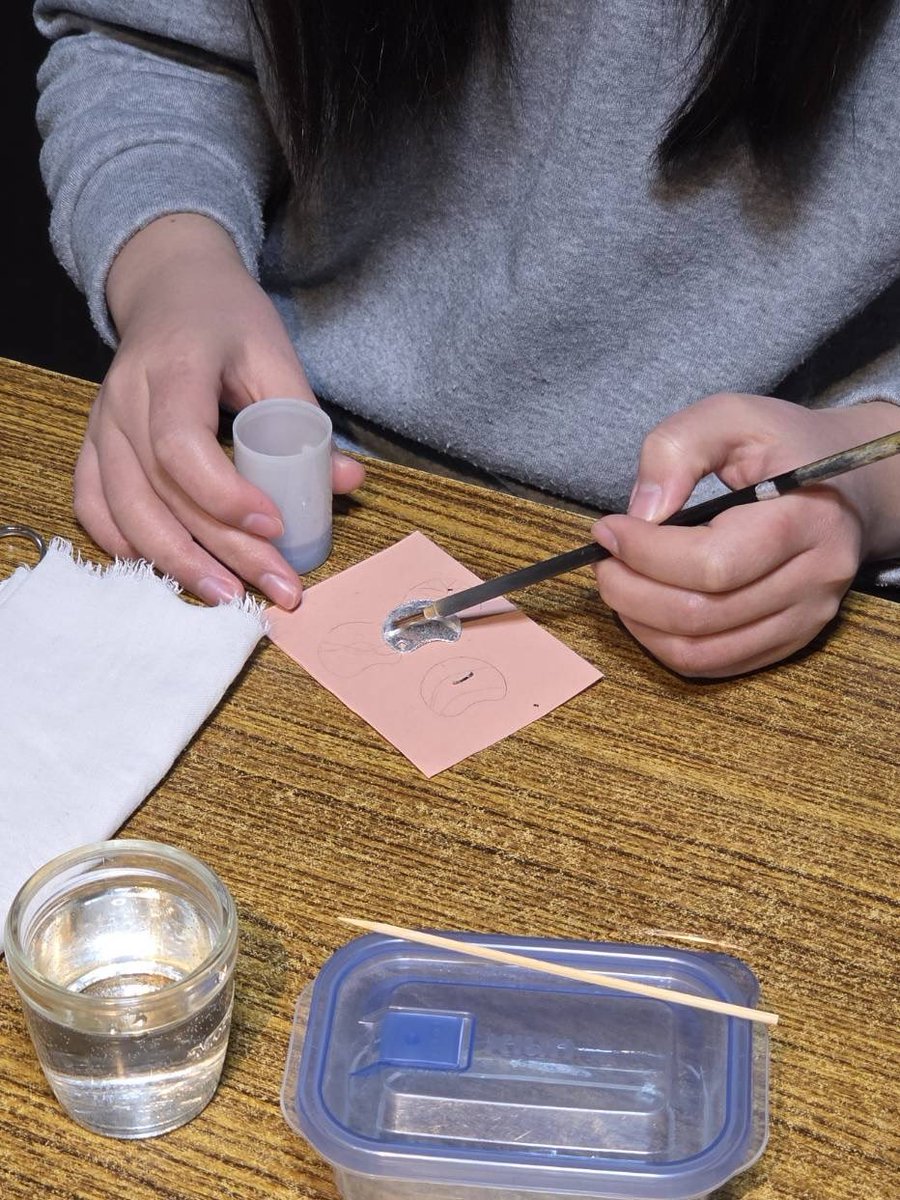 東山店です。

2月5日の七宝体験のお客様は和歌山県からお越しくださいました🎨

有線七宝で作られたストラップはお母様への贈り物だそうです🎁

ご来店ありがとうございました😊

#七宝焼 #伝統工芸 #七宝体験  #有線七宝
#ストラップ