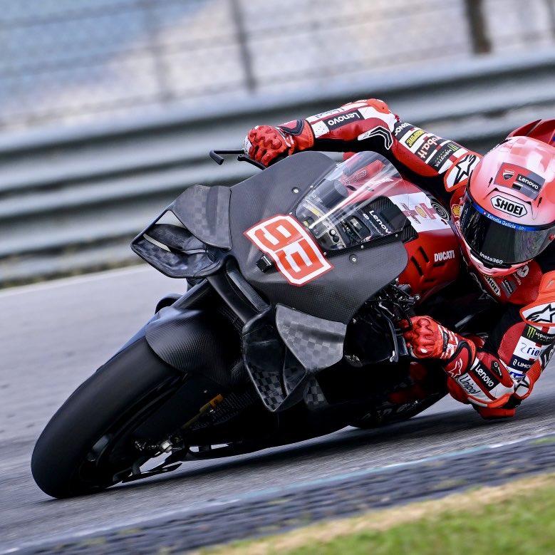 Lluis_Zuniga's tweet photo. En las dos versiones aero 2026 Ducati recupera las alas de libélula que dejó de utilizar a principios de 2023, concretamente en el test de Catar 2023, con la GP23.
Lo curioso es que de momento no he visto ni una sola foto de Marc probándolas… https://t.co/qca2q4HYSn