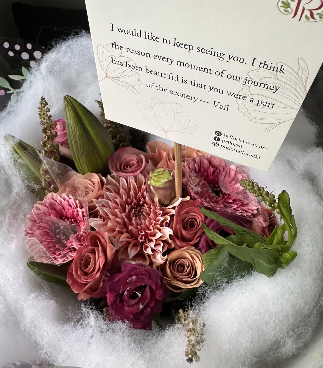 icedteafatihah's tweet image. so... my bf sent me 'just because' flowers and it's a mix of dahlia, roses, gerberas, lisianthus and lilies 🤍🥺
