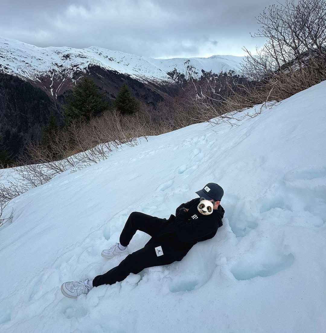 Pergi jauh kok pake helm? Bro, pergi jauh pake paspor.