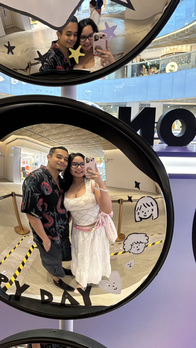 Ya soalnya mau pake baju apapun emang nonjol, mau kebuka/ketutup/kaosan/tanktopan. Cewe tepos juga kalo pake baju kebuka engga akan keliatan ada tetenya, sama aja kyk cewe punya bigger/fuller boobs mau ketutup ya emang BESAR. Emang ada disitu. Harus apa?