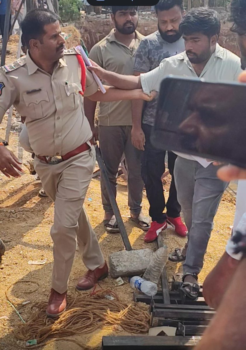 RSPraveenSwaero's tweet photo. .@revanth_anumula @TelanganaCMO గారు,
సైబరాబాద్ మాదాపూర్ అయ్యప్ప సొసైటీలో లో ఎస్సీ ఎస్టీలకు భూముల మీద హక్కులు ఉండవా? కేవలం ఆధిపత్య వర్గాల వారికి, మీ సోదర సేనకు  మాత్రమే ఉంటయా? మీరు మాత్రమే పెద్ద పెద్ద షాపింగ్ మాల్స్ కట్టుకోవాలా ? మిగతా వాళ్లకు ఆ అర్హత లేదా?? 

సాక్షాత్తు గౌరవ హైకోర్టు, జాతీయ ఎస్సీ కమీషన్ సభ్యులు లిఖితపూర్వకంగా ఆదేశాలు ఇచ్చినా అధికార యంత్రాంగం మొత్తం భూబకాసురులకే మద్దతు పలుకుతోంది.

మళ్లీ ఏ మొఖం పెట్టుకోని రాజ్యాంగం పట్టుకోని ఊరేగుతున్నరు? 

Scheduled Castes are denied the rights to enjoy their land in Cyberabad in spite of orders of Hon’ble high court of Telangana and National Commission for Scheduled Castes. All appeals to the senior officers fell in deaf ears!
Yet, @RahulGandhi ji says he will protect the Constitution. 
What a travesty!!

@kharge @KRajuINC @INCTelangana @BRSparty @TelanganaDGP @cyberabadpolice @the_hindu @TelanganaToday @ANI @PTI_News @TeluguScribe @etvtelangana