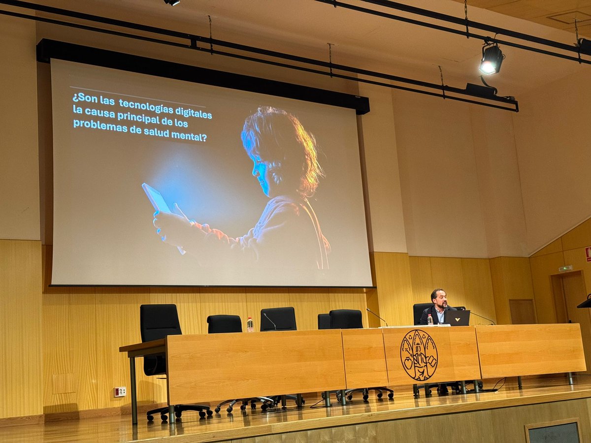 🎓📱 Las microcredenciales UMU impulsan la mejora y certificación de la competencia digital docente. Jornadas con ponencias de gran rigor y un enfoque claro del Plan Digital de Centro de la Región de Murcia🤝 Más de 1.600 personas siguieron el evento.