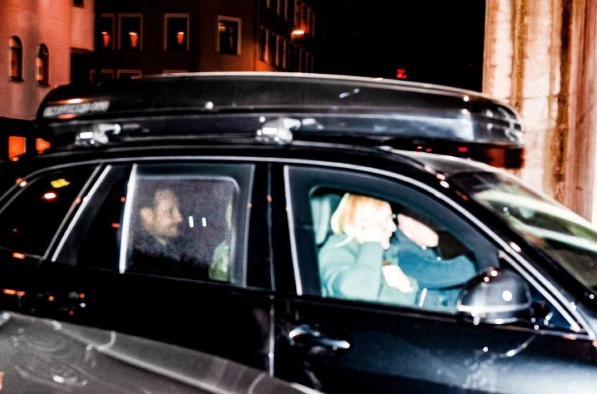 Haakon de Noruega ha acompañado a la princesa Mette-Marit a visitar a Marius Borg en prisión, donde cumple detención preventiva tras su arresto de este domingo| | 📸 Shad Madian