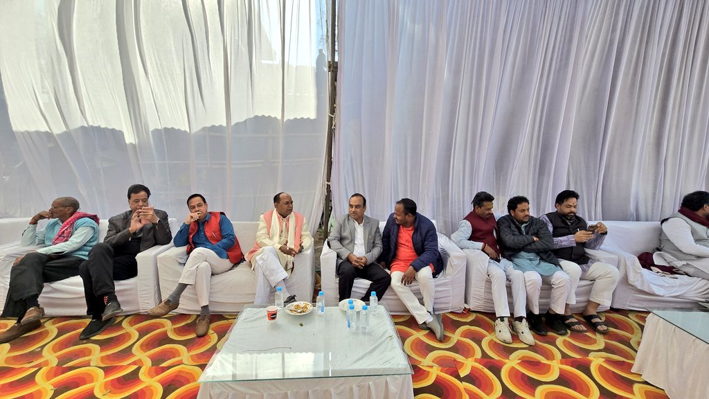 आज ज. रायबरेली के ग्राम निसगर / भोजपुर पहुँचकर श्री.राजेंद्र कुमार मिश्र जी की धर्मपत्नी स्व. श्री.सरला मिश्रा जी के त्रयोदशी संस्कार में सम्मिलित होकर उन्हें विनम्र श्रद्धांजलि अर्पित की..!
ईश्वर दिवंगत पुण्यात्मा को अपने श्रीचरणों में स्थान प्रदान करें।
🙏🏻ॐ शांति:🙏🏻