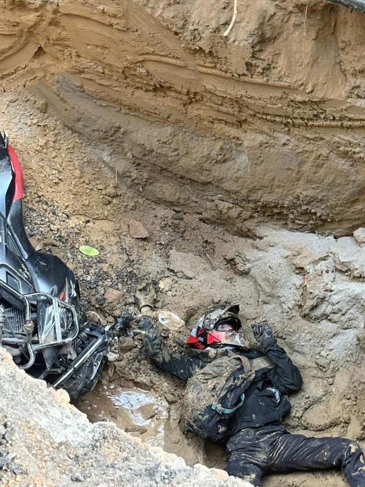 Shocking !!!

सड़क में गहरे गड्ढे में एक मासूम बाइक सवार गिरकर फँस गया, पूरी रात वहीं पड़ा रहा—और अंततः उसकी मौत हो गई।

यह हादसा नहीं, सरकारी लापरवाही से की गई हत्या है।

नोएडा के बाद भी दिल्ली की BJP सरकार बेख़बर है,      और कितनी जानें जाएँगी ?

📍जनकपुरी डिस्ट्रिक्ट सेंटर