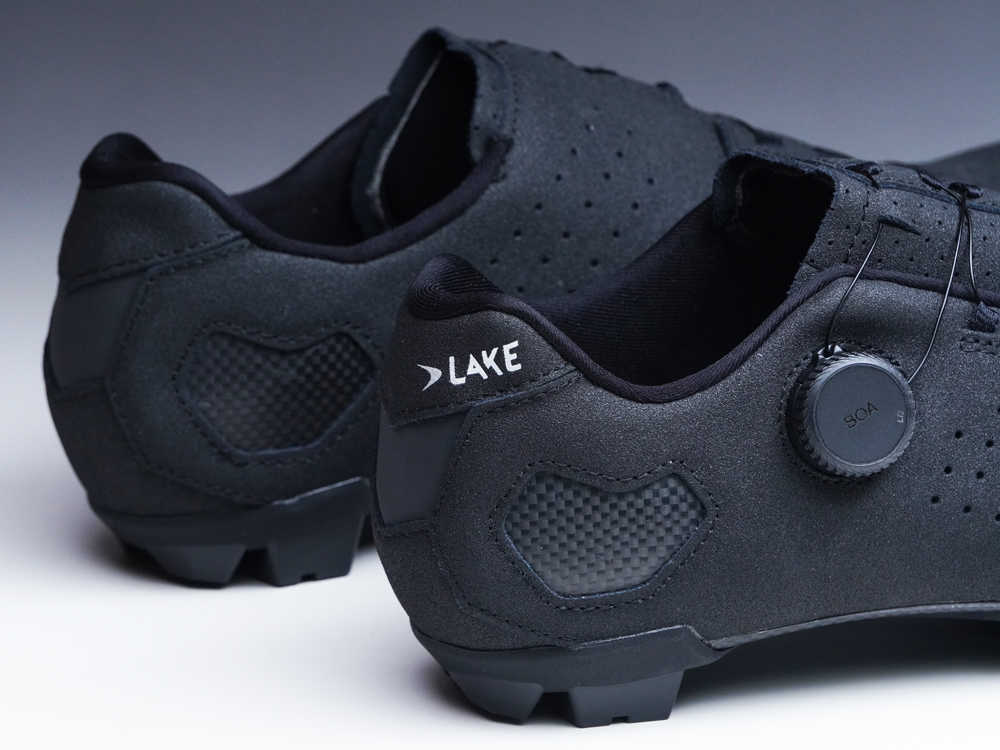 シューズのなかでカカトが浮いてしまう人は多いと思います。主な原因と考えられるのは①シューズと足のサイズが合っていない（特にシューズの縦寸が大き過ぎる）、②ヒールカウンターとカカトの形状の相性が悪い、の2点です。