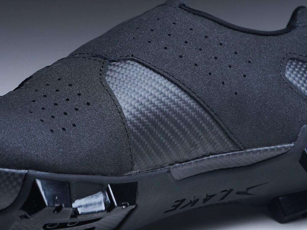 LAKEオフロードシューズの最高峰 【MX333】
国内で最もご成約数の多いLAKEきっての人気モデルがCX333になりますが、そのSPD仕様がMX333です。