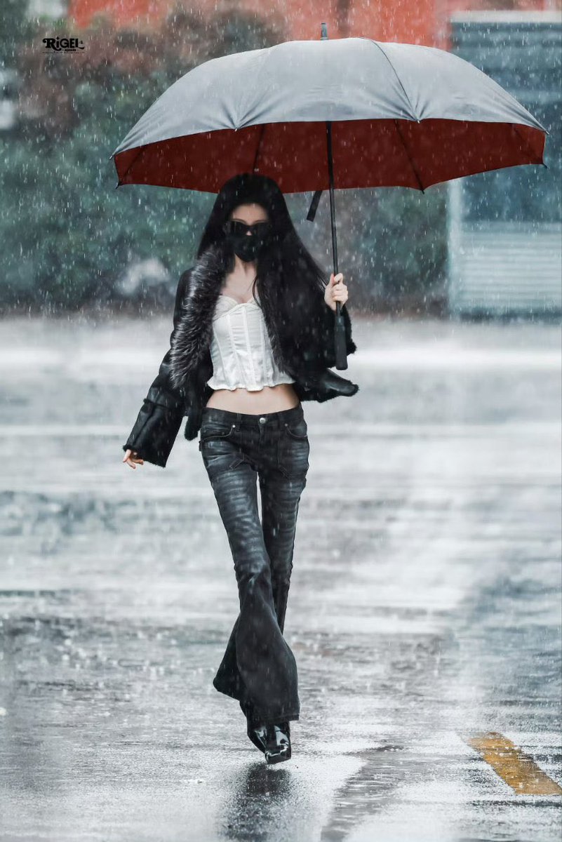 insane shot because what do you mean yu shuxin looks like she is levitating while walking under the rain looking so chic and edgy with that bigass umbrella. walking under the rain never looked THIS GOOD.