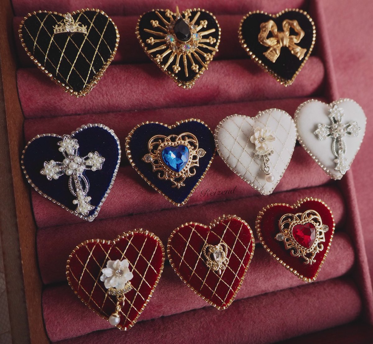 🥀ロマアラお品書17🥀

🌹別珍指輪 10種

日程:2026年2月8日（日）
ブース:G17.18
支払い方法:現金のみ

⚠️当日ブース前にて整理券配布予定

お品書一覧↓
#Reizendお品書ロマアラ24
#ロマアラ