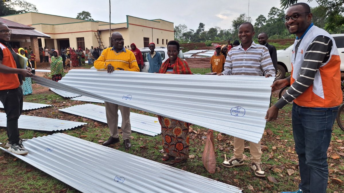 Province Butanyerera. Distribution de 792 tôles à 38 familles vulnérables ayant des enfants enregistrés dans le programme de parrainage que <a href="/WVBurundi/">World Vision Burundi</a>  met en œuvre dans les communautés. C'est dans le cadre d'améliorer les conditions de logement des familles bénéficiaires.