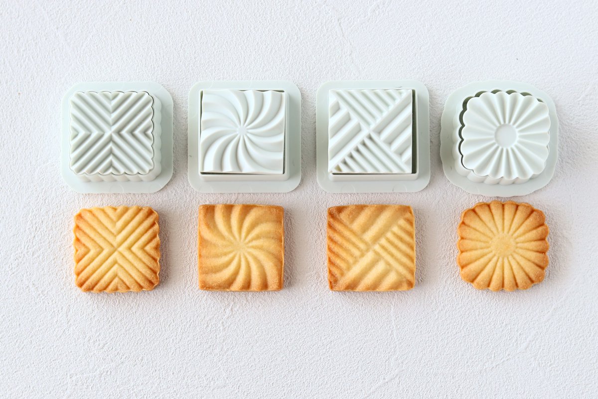 cotta_corecle's tweet photo. 新作クッキー型🍪

cottaオリジナルクッキー型に、待望の「甘すぎない、大人っぽいデザイン」が仲間入りしました！！
シンプルだけど、繊細なくっきり模様が高見えするアイテム♪
プレーンのままでも見栄えよく仕上がります✨ https://t.co/3WdM6PqU4Y