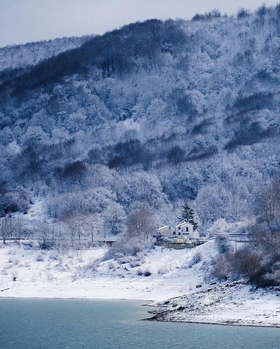 YourAbruzzo's tweet image. Un manto d’argento sul #lago di #Campotosto : ghiaccio e silenzio, abeti inchinati e inverno puro.
Poesia sospesa tra acqua e cielo!
👉shorturl.at/SDwqJ
📸IG giaco_vale
#abruzzoturismo #viaggioinabruzzo #lake #snowlovers #abruzzo