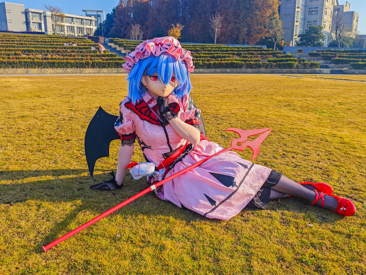 是正在对抗阳光的吸血鬼！

Look, a vampire under the sun!

レミリアお嬢様... 太陽の光を浴びて！
#レミリア・スカーレット  #着ぐるみ  #東方Project
（马上就不需要对抗阳光，但需要对抗流水了）