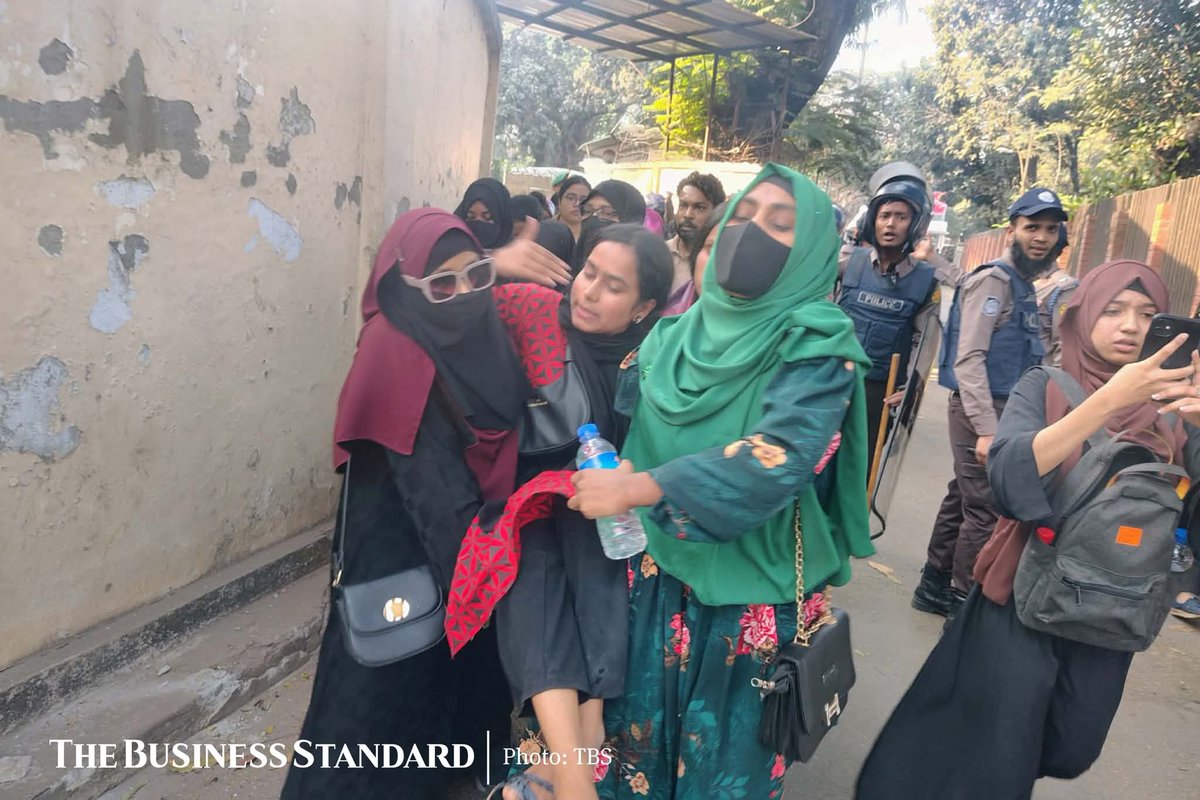 ImbusyWarrior's tweet photo. Members of #Inqilab Mancha clashed with police near InterContinental Dhaka in the capital’s Ramna area today (6 February). https://t.co/YqQh9jGPA0