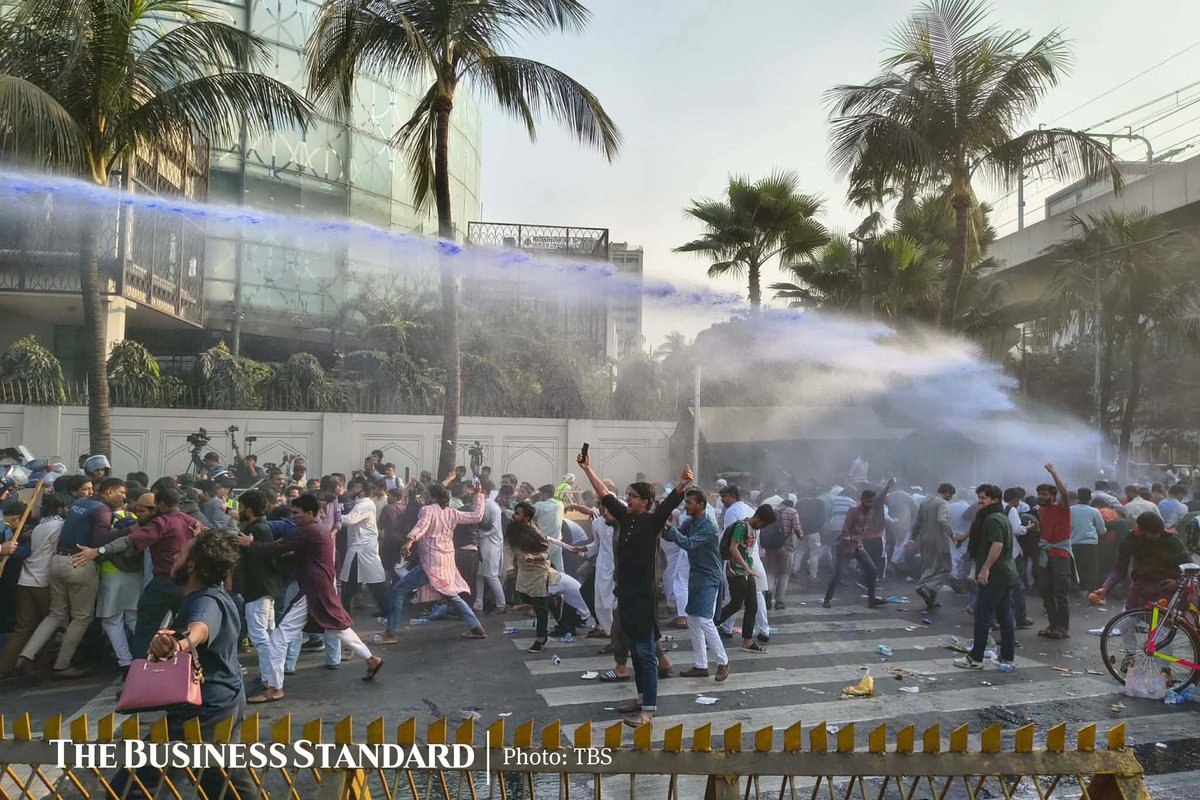 ImbusyWarrior's tweet photo. Members of #Inqilab Mancha clashed with police near InterContinental Dhaka in the capital’s Ramna area today (6 February). https://t.co/YqQh9jGPA0