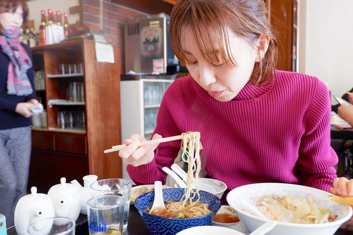 【熱海・幸華】暖簾の先にある物語　熱海で九十余年続く中華料理店
昭和の空気をまといながら、今も変わらず人々を迎え入れるこの店には、料理だけでなく、街と共に積み重ねてきた時間が息づいています。
詳しくは izu-letters.jp/column/detail.…