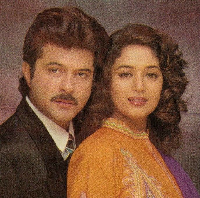 KraantiKumar's tweet photo. 1985 आते-आते अमिताभ बच्चन का स्टारडम पूरी तरह खत्म हो चुका था.

अनिल कपूर अगले सुपरस्टार बनने की ओर अग्रसर हो रहे थे.

शेखर कपूर, यश चोपड़ा, महेश भट्ट और सुभाष घई, हर बड़ा निर्देशक उनके साथ काम कर रहा था.

WOH SAAT DIN
MASHAAL
SAHEB
MERI JUNG
KARMA
MR INDIA
TEZAAB
RAM LAKHAN

1990 के बाद भी अनिल कपूर ने बड़ी-बड़ी हिट फ़िल्में दीं, लेकिन 1993 के बाद उनकी बादशाहत कमजोर पड़ गई. 1988 से 1992 के बीच आमिर खान, सलमान खान, शाहरुख खान, अजय देवगन, अक्षय कुमार और सुनील शेट्टी का आगमन हो चुका था.

अनिल कुमार ने अपने 40 साल का कैरियर में 138 से ज्यादा फिल्में की है. SAHEB आज भी मेरी फवेरेट फिल्म है.
