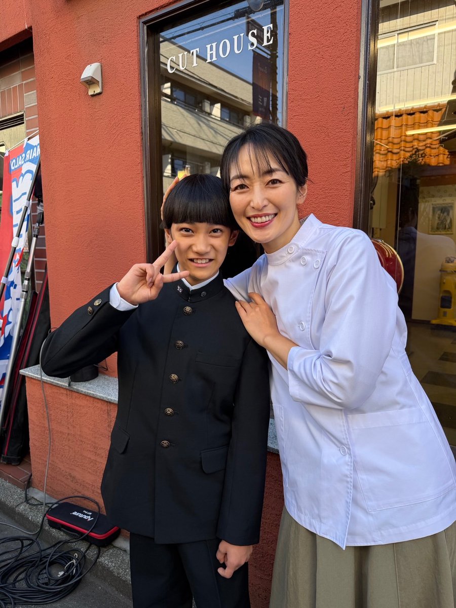 🛸▰▰▰▰▰
 第𝟱話 𝟮/𝟭𝟭(水)よる𝟭𝟬時
#ラムネモンキー ▰▰▰▰▰

▶︎▶︎ 第𝟰話 𝗼𝗳𝗳 𝘀𝗵𝗼𝘁 🍿

1988の理容室にて
母・菊原祥子(上野なつひ)と
息子・キンポー(内田煌音)の親子📸

坊ちゃん刈りを撫でる様子
ジーンとしますね、、

TVerで見逃し配信中！
tver.jp/series/srbhgsp…