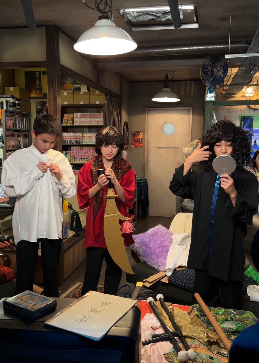 🛸▰▰▰▰▰▰
 第𝟱話 𝟮/𝟭𝟭(水)よる𝟭𝟬時
#ラムネモンキー ▰▰▰▰▰▰

▶︎▶︎ 第𝟰話 𝗼𝗳𝗳 𝘀𝗵𝗼𝘁 🍿

ビデオジュピターにて
衣装チェンジしていたのは…

ユン(大角英夫)
キンポー(内田煌音)
チェン(青木奏)の3人！

撮影の内容は
TVerで見逃し配信中！
tver.jp/series/srbhgsp…