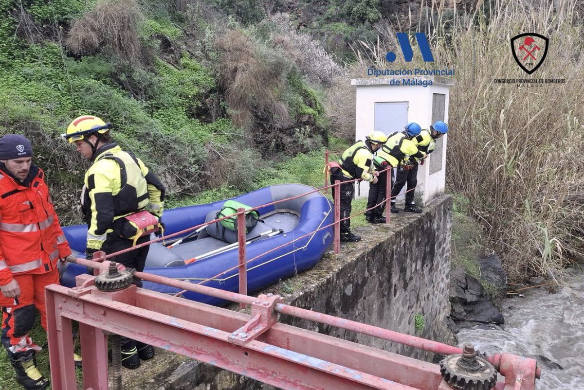 cpbmalaga's tweet photo. Los efectivos del #CPBMálaga de @diputacionMLG continúan las labores de búsqueda y rastreo de la mujer desaparecida en el río Turvilla de #Sayalonga 
Esta mañana las condiciones meteorológicas son algo menos adversas y se reanudan los trabajos dentro del agua 

#BorrascaLeonardo https://t.co/gk9f4V3S0K
