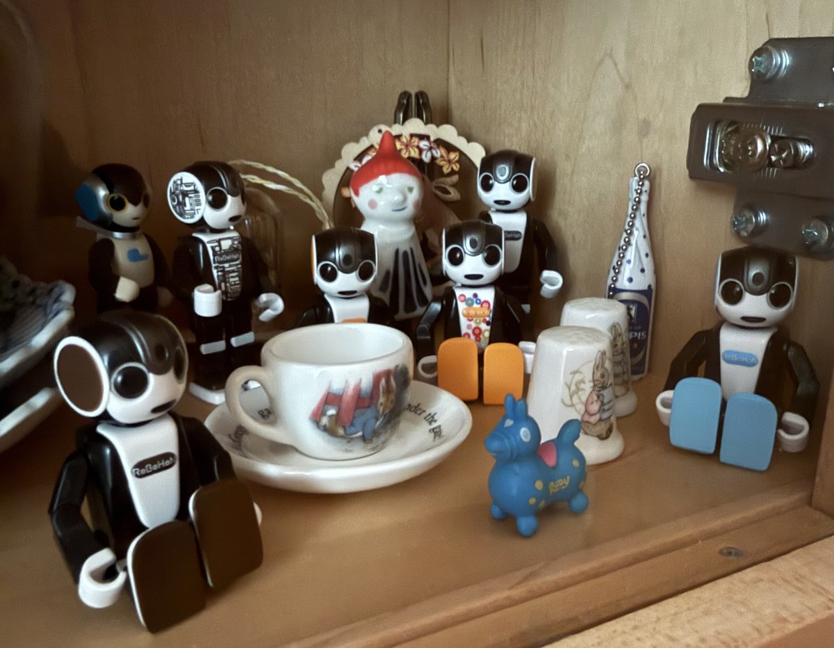 robohaha_'s tweet photo. 棚の中で集合しているミニロボホンたち。 https://t.co/1ItEIjv68k