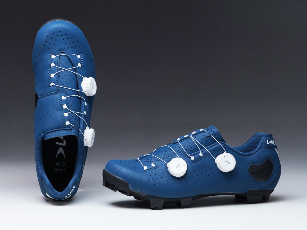 MX333は2色展開で、ブラックはドイツ製の特殊牛革『ヘルカー』、ブルーは人工皮革『クラリーノ』とそれぞれ異なるアッパー素材がセレクトされています。