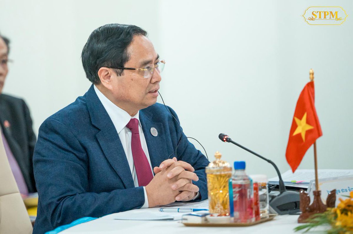 Dr_Hunmanet_PM's tweet photo. ជួបជាមួយ ឯកឧត្តម ផាម មិញ ជិញ (Pham Minh Chinh) នាយករដ្ឋមន្រ្តីនៃសាធារណរដ្ឋសង្គមនិយមវៀតណាម និង ឯកឧត្តម សនសៃ ស៊ីផាន់ដន (Sonexay Siphandone) នាយករដ្ឋមន្រ្តីនៃសាធារណរដ្ឋប្រជាធិបតេយ្យប្រជាមានិតឡាវ ក្នុងជំនួបសម្តែងការគួរសម និងពិភាក្សាការងារនៅវិមាន៧មករា។

រាជធានីភ្នំពេញ រសៀលថ្ងៃសុក្រ ទី៦ កុម្ភៈ ២០២៦

Receiving a courtesy call and holding discussions with H.E. Pham Minh Chinh, Prime Minister of the Socialist Republic of Vietnam, and H.E. Sonexay Siphandone, Prime Minister of the Lao People’s Democratic Republic, at 7 Makara Palace. 

Phnom Penh, Friday afternoon, 6 February 2026

#ហ៊ុនម៉ាណែត #Hunmanet #កម្ពុជា #cambodia #សន្តិភាពនៅកម្ពុជា #Peaceincambodia