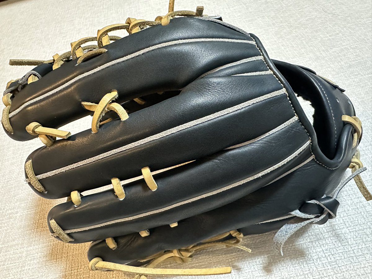 kadoyakyuu's tweet photo. 岡林勇希選手が使用されていたグローブ

GG賞受賞現役選手のグローブ、さらに1番好きな岡林選手のグローブが家にあるのがとても不思議で見る度に嬉しい
試合前の練習等で使われていたものとのこと(ご本人談)
生涯大切にする物がまた増えたよ❤️‍🔥

#岡林勇希 https://t.co/A4EoZIhQgm