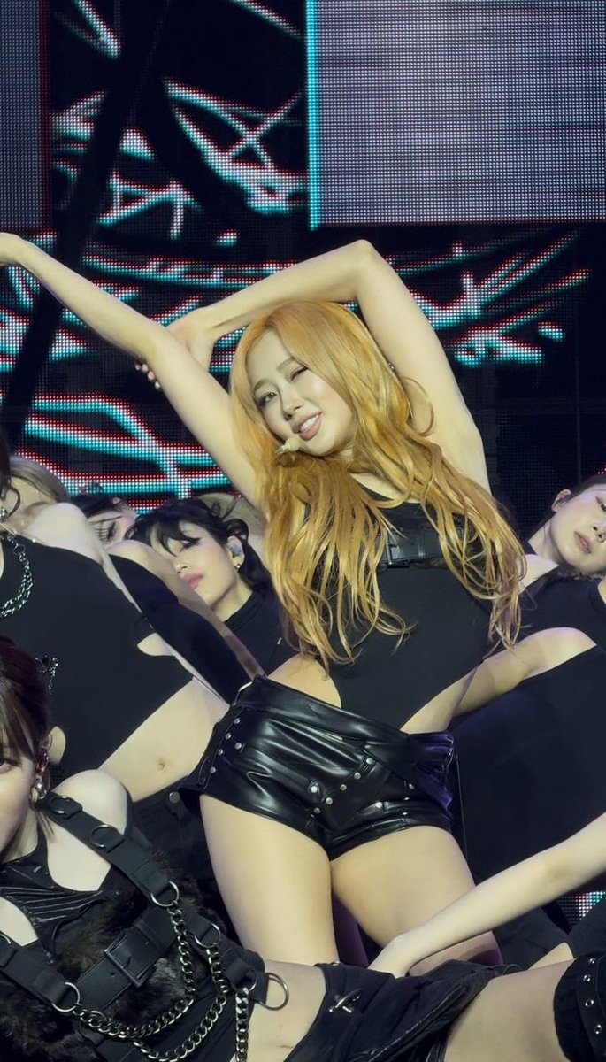 aeris hilton tweet media