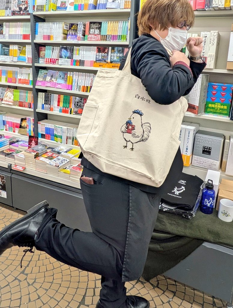 【貴方のかたわらに白水社を】

白水社様、110周年（110周年？！）記念
トートバッグ、ドリンクボトル、マグカップ
販売中。
オススメはトートバッグ！
こんな最強の辞典でも楽々持ち運び！

#神保町