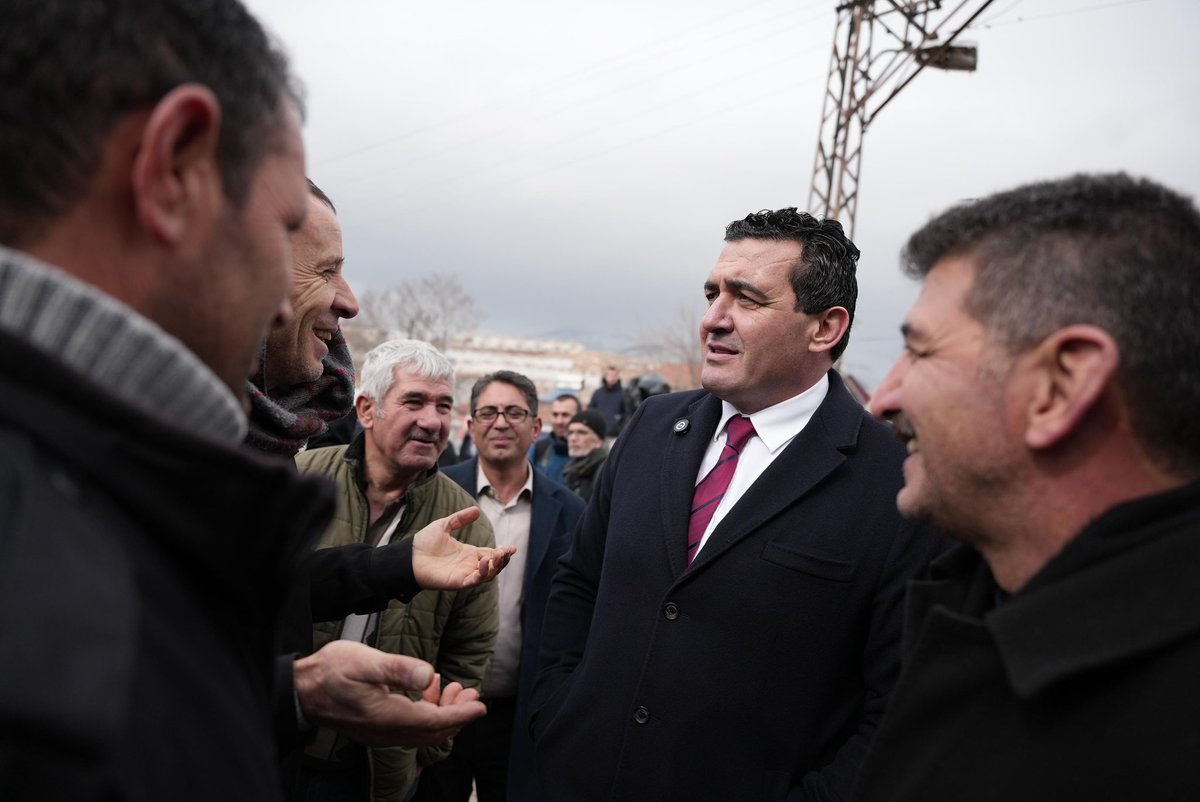 ulasskarasu's tweet photo. #Malatya Doğanşehir #Erkenek Mahallesi’ndeyiz.
6 Şubat’ın ardından dinmeyen acıları, kapanmayan yaraları yerinde dinliyoruz.
Yıkımın gölgesinde yaşamaya çalışan yurttaşlarımızla bir araya geliyor, unutulanı hatırlatıyor, yalnız bırakılanın yanında duruyoruz.
Bu topraklarda hafıza da sorumluluk da ayakta.
Deprem bölgesinden yükselen ses, bu ülkenin vicdanıdır.
