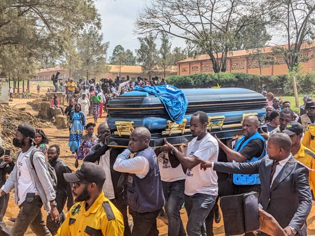 Ukwelicoalition's tweet photo. Dans la nuit du 28 au 29 décembre 2025, en plein chef-lieu de la province de l’Ituri, dans le Nord- Est de la République Démocratique du Congo ( #RDC), le journaliste caméraman de la Radio- Télévision Nationale Congolaise (RTNC) Thierry Banga Lole est mortellement agressé à son domicile, situé dans le quartier Hoho, commune de Mbunya. Dès les premières heures, les autorités privilégient la thèse d’un crime crapuleux, Bunia étant une ville régulièrement confrontée aux attaques nocturnes et aux violences armées.

Entre criminalité ordinaire et crime d’État, les organisations de défense des droits des journalistes restent dans le doute et réclament « une enquête indépendante, crédible et transparente ». 

Ce que l’on sait (déjà) du meurtre du journaliste caméraman Thierry Banga Lole survenu fin décembre, en Ituri,
journaliste dont le nom était apparu dans un dossier de la justice militaire, d’après ses collègues.

https://t.co/l1vNqQfCkK