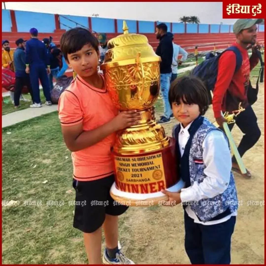 वैभव सूर्यवंशी की यह तस्वीर दरभंगा की है, जहाँ वह एक लोकल टूर्नामेंट में खेलने गया था। तस्वीर 2021 की है। पिछले साल मई में जब उसने IPL में 35 गेंदों में शतक लगाया था, तब मैं उसके गाँव गया था और उसके चाचा व कोच से बात की थी। समस्तीपुर के उस ग्राउंड में भी गया था, जहाँ उसकी शुरुआती