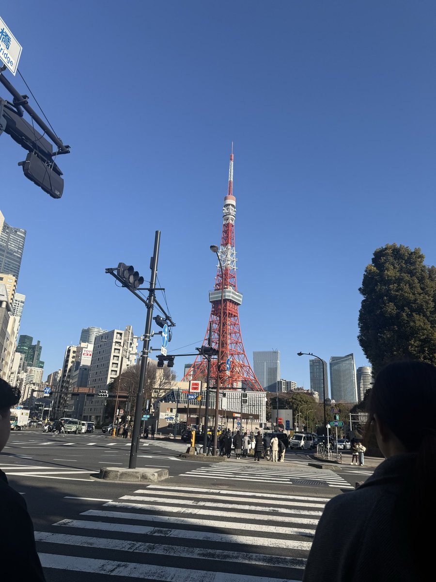 今日まではまじめなお仕事。の司会🎤目の前東京タワー🗼🎤
あ〜　明日はジェフ開幕だ！と思いながら、それを想像するとニヤニヤ😁
もちろん、まじめにお仕事中！
ジェフサポまりりん💛からいただいたハンドクリームに癒されます💛まりりんさんありがとう😆