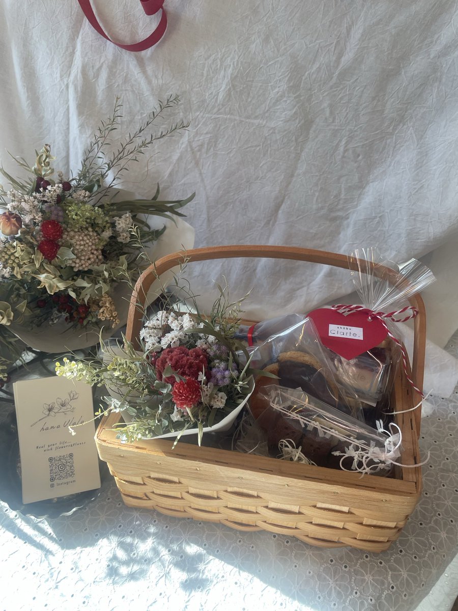jam_clarte's tweet photo. @_hana.ulala さんから
春の訪れを感じられるようなミニブーケ届きました💐

赤が散りばめられた小花が可愛いブーケです。

ジャムや焼き菓子に添えて、ギフトにもぴったりです💓
ぜひお手に取ってご覧ください♪

#クラルテ
#clarte
#バレンタインギフト https://t.co/z5pXVQ8fy4