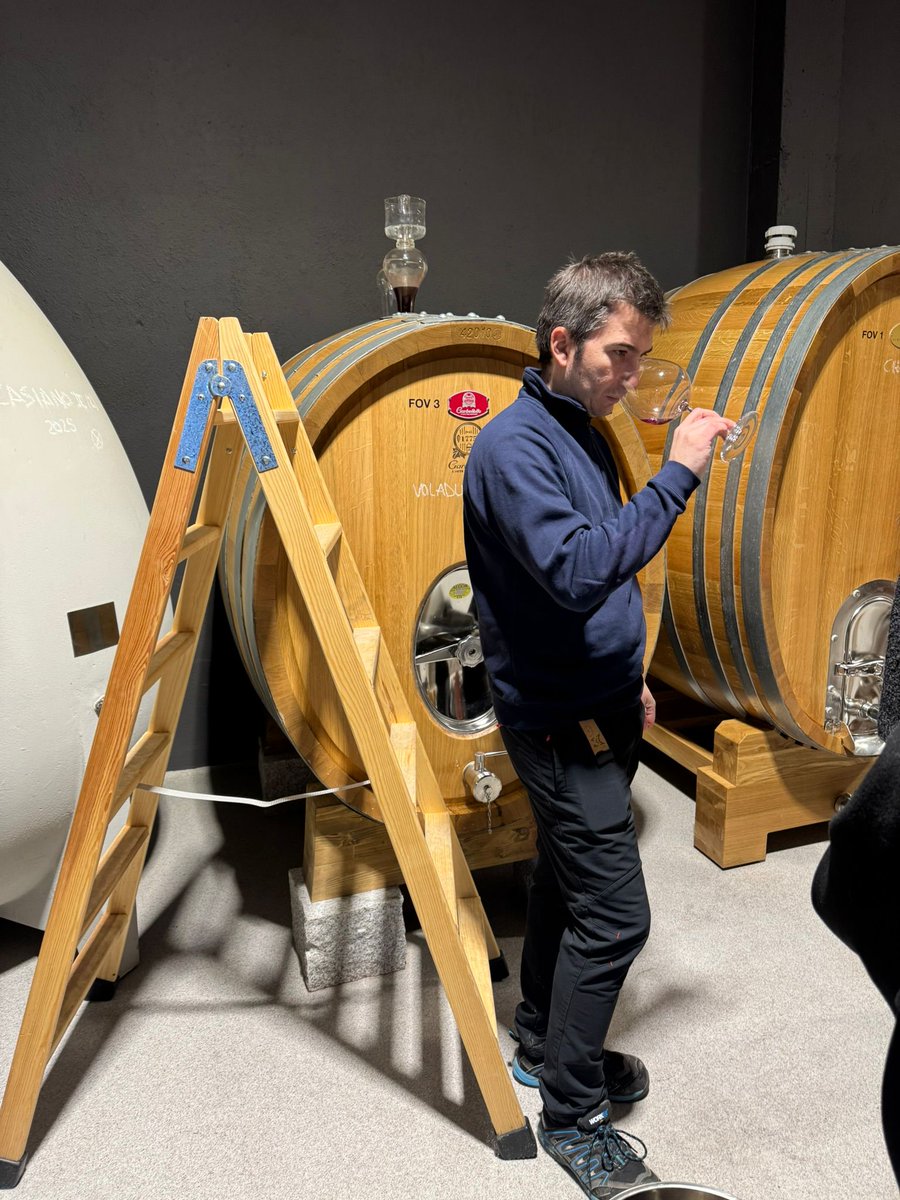 AmarzoaVV's tweet photo. Visit to El Hombre Bala with some clients from Japan 🇯🇵 🍇 @VinosdeMadridDO @uvasfelices 

Gredos granite soils and altitude shaping fresh, tense Garnacha. Cold weather ❄️, vineyard walks, tastings, and shared insights with winemaker.

#Gredos #Garnacha #SpanishWine  #UvasFelices https://t.co/0VJy1rzuCK