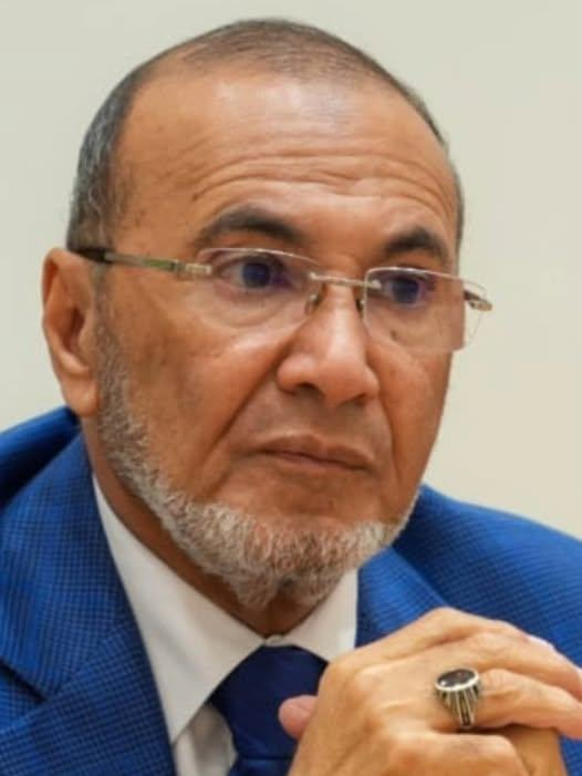 drgalalhatem's tweet photo. مشروع نيوم في مرآة دبي ومدينة شِينجن ومدينة مصدر: 
لماذا نجح التدرّج وفشل القفز؟
الدكتور جلال حاتم
6 فبراير 2026م

لا تُقاس المدن بما تُنفقه، بل بما تنتجه. ولا تُقاس الرؤى بجرأتها الخطابية، بل بقدرتها على التحوّل إلى اقتصاد حيّ. ومن هذا المنطلق، يصبح مشروع (نيوم) حالة كاشفة حين يُقارن بتجارب نجحت لا لأنها أقل طموحاً، بل لأنها أحسنَت ترتيب الزمن.

النموذج الأول: دبي.. مدينة بنت السوق قبل الصورة
نجاح دبي لم يكن ��تيجة قفزة معمارية، بل ثمرة تحرير مبكر للتجارة، وتشريعات جذبت رأس المال، وبنية تحتية خادمة لاقتصاد قائم، ومدينة نمت مع الطلب لا قبله.
دبي لم تبدأ بأيقونة، بل بسوق. ولم تطلب من العالم أن يأتي إليها، بل جعلت المصلحة تدفعه.

النموذج الثاني: شِينجن (أو شينزين أو شنتشن) الصينية.. حين تسبق الوظيفة الشكل
شِينجن (أو شينزين أو شنتشن) الصينية لم تُخلق كمدينة أحلام، بل كمنطقة اختبار صناعي. في البدء طرحت السؤال التالي: ماذا ستُنتج؟ لذلك ظهر التصنيع والتصدير والعمالة الكثيفة والتراكم المعرفي. ومع الزمن، تحوّلت إلى مركز تكنولوجي عالمي، دون ضجيج معماري أو استعراض مستقبلي مبكر.

النموذج الثالث: مدينة مصدر..طموح، مصحوب بالانضباط
مدينة مصدر، كان أكثر واقعية بمراحل من نيوم: نطاق واضح، وهدف محدد (الطاقة)، وقابلية تقليص دون انهيار سردي. مصدر لم تحاول أن تكون كل شيء، فنجحت في أن تحقق كل شيء، وامتد نجاحها لتشمل أكثر من 40 دولة، بل صارت مساهماً رئيساً في تحقيق الحياد المناخي للإمارات 2050 عبر الاستثمار في الطاقة النظيفة والتنمية المستدامة. 

النموذج الرابع: نيوم.. استنزاف للمال ��إنفاق غير مبرر وفشل ذريع: القفز فوق الاقتصاد
نيوم، في المقابل، حاولت بناء مدينة بلا سكان، واقتصاد بلا سوق، ووظائف بلا دورة إنتاج. نيوم انطلقت من الصورة لا من الوظيفة، ومن السردية لا من الطلب، وهنا كان الخلل البنيوي.
الخلاصة المقارنة:
دبي: بدأت من السوق وفق منهج التدرج، فحققت الاستدامة.
شِينجن (أو شينزين أو شنتشن) الصينية: بدأت بالإنتاج وفق منهج تراكمي، فحققت السيادة الصناعية.
مصدر: بدأت بتحديد الهدف، على نحوٍ منضبط، تجاوزت الخسائر وحققت الأرباح. استوطنت في قلب دولة الإمارات العربية المتحدة، بين أبوظبي ودبي وعلى مفترق الطرق بين أسواق الشرق الأوسط وآسيا.
ني��م: بدأت بطموح مبالغ غير مدروس، وفق منهج إحراق المراحل، فوقعت في مستنقع الاستنزاف المبكر.
الدرس واضح:
المدن لا تُبنى بالخيال وحده، بل بالاقتصاد أولاً… ثم يأتي الخيال لاحقاً.