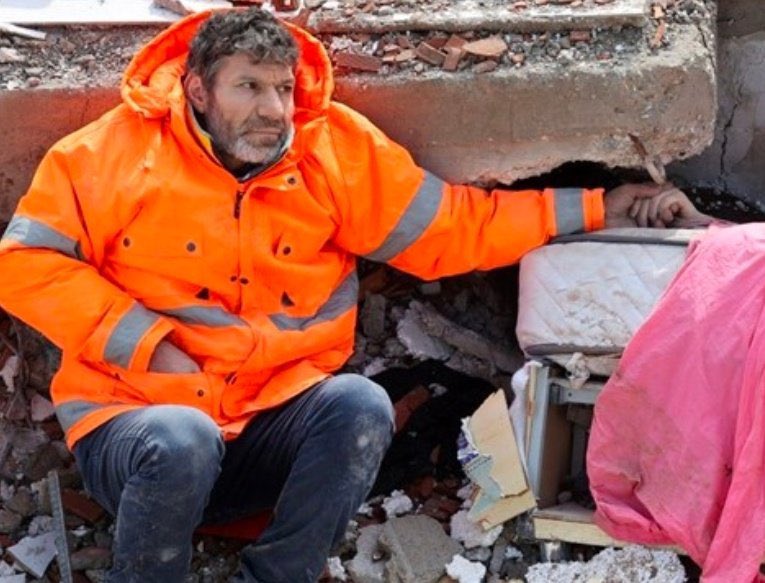 Üşüdüler bizde üşüdük,
Korktular bizde korktuk
Ağladılar bizde ağladık
Öldüler biz yaralı kaldık
#6subat2023