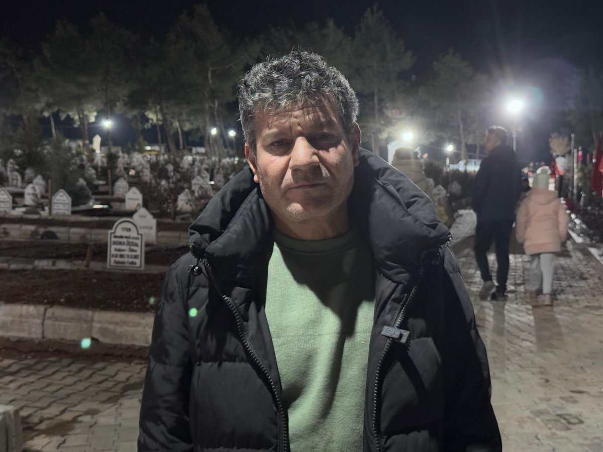 onedio's tweet photo. Enkaz altındaki kızının elinin tutmasıyla tanınan baba  Mesut Hançer de kızının mezarı başına geceden gelenler arasında yer aldı.

"Hiçbir zaman unutulmuyor bu acı. Bu acı hiçbir zaman için tarif edilebilecek acı değil, kızımı kaybettim, ailemi kaybettim komple. 

Yani hiç tarif edilecek gibi değil. Biz şu anda Ankara’dayız, 6 Şubat'ta senesi geldiği için kızımızı ziyarete geldik."